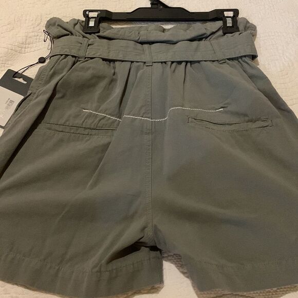 Bassike Canvas belted paper bag shorts. Size 00 - Picture 11 of 11